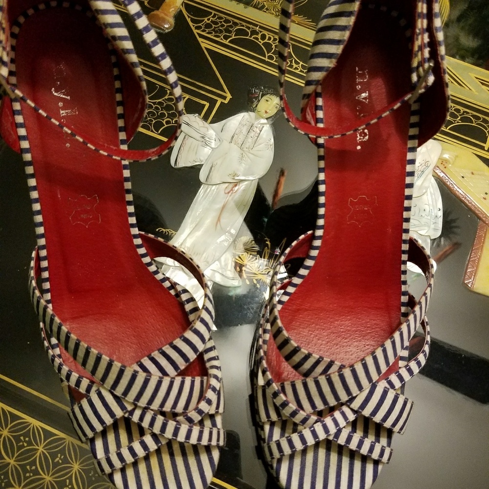 Heels - Picture 2 of 3